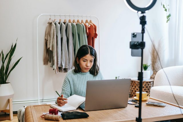 pexels-liza-summer-6347919-emprendimiento Alquilar un trastero para tu negocio online